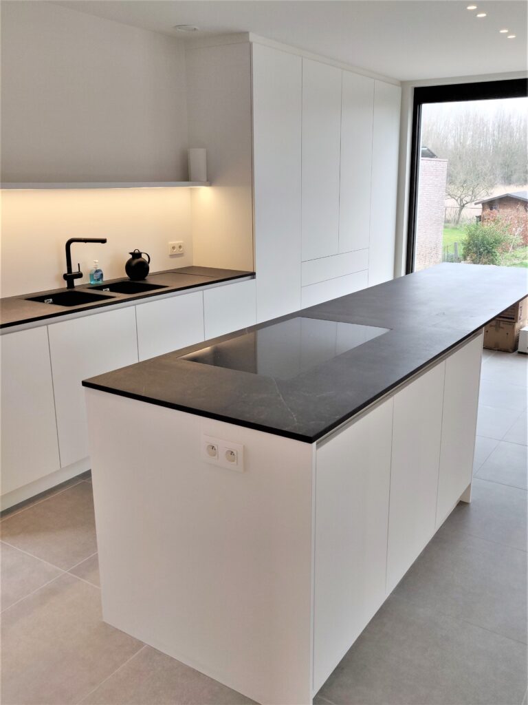 Kookeiland met tafel eraan vast 02